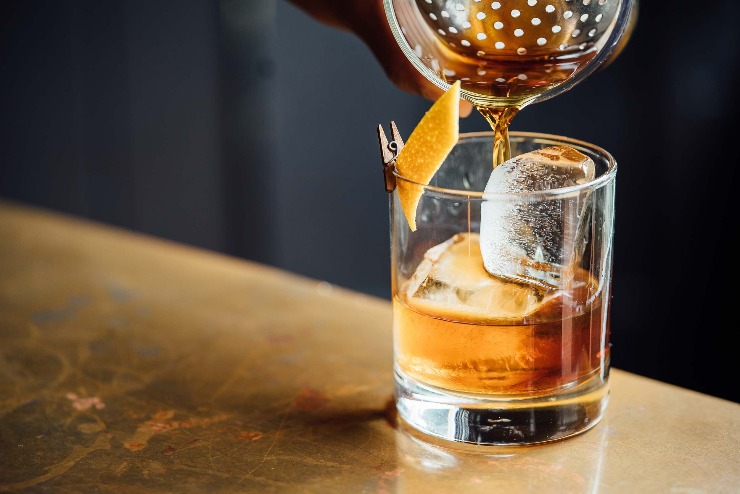adam-jaime-cocktailbarer-stockholm-unsplash