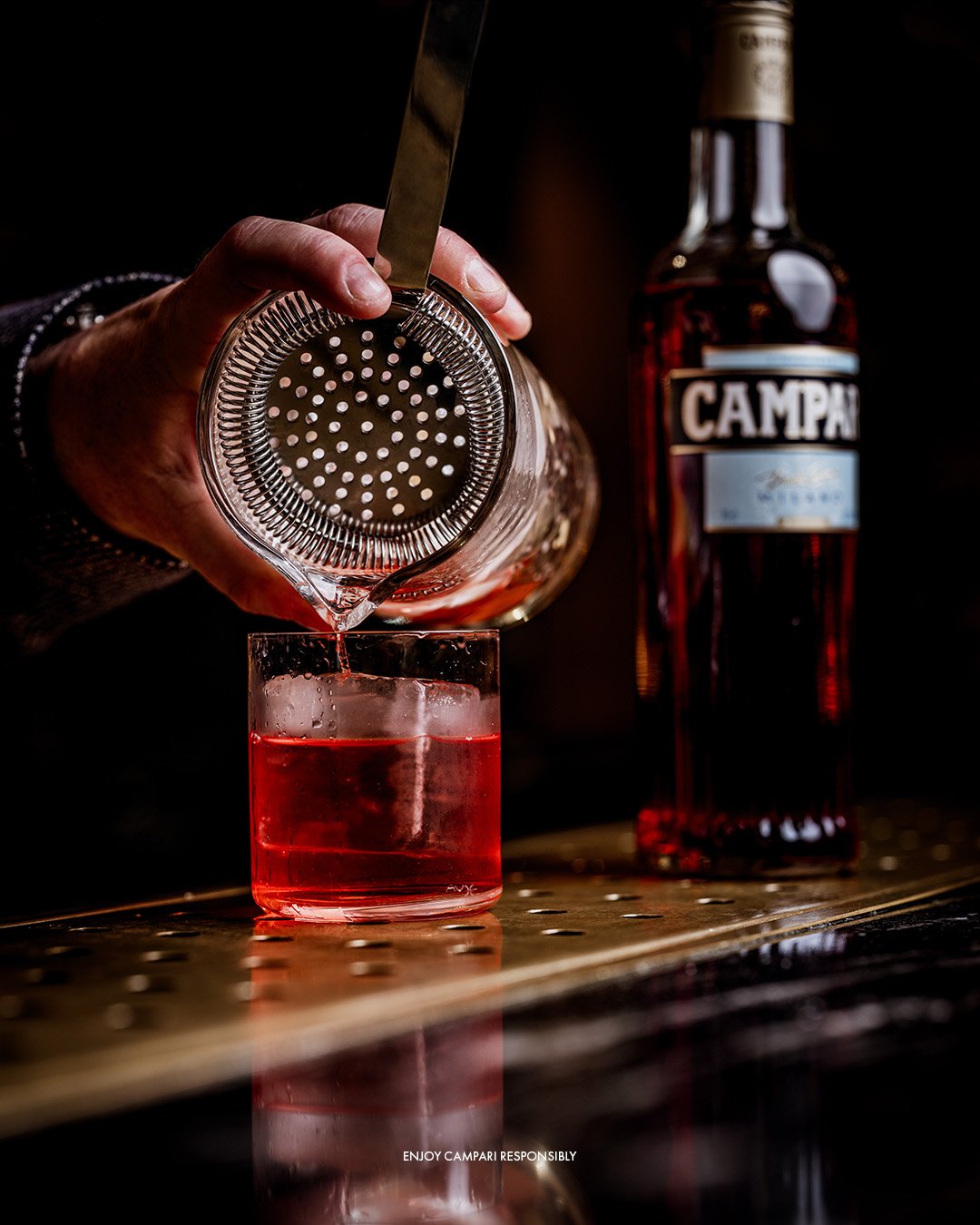 2_Campari_Lateef+shooting_Negroni_pouring_4_5