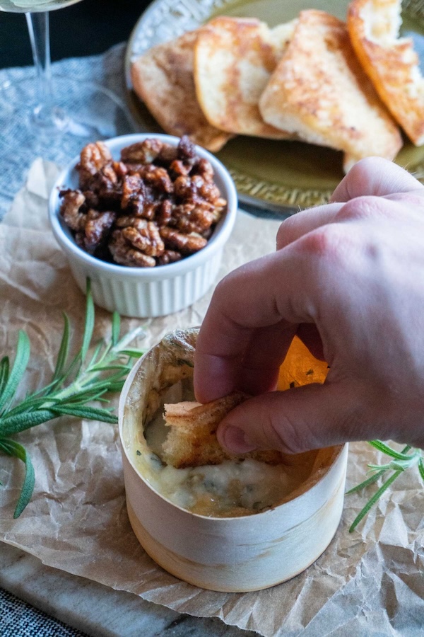ugnsbakad-camembert-smält-ost